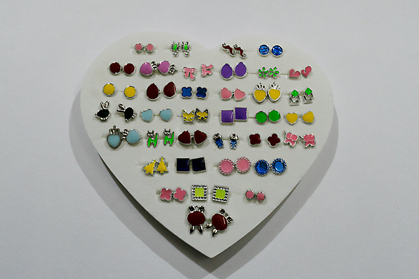 포토 JPG 해외이미지 전통 디자인 여자 별 스티커 크리스마스장식 장신구 크리스마스선물 사람없음 빨간색 빛 컬러풀 한개 골동품 원형 화려 재산 황금 고급 우아함 닫기 보석 전시회 정사각형 보물 구식 팬던트 벨벳 해외포토 자연요소 도형 1 컬러 컨셉 크리스마스 모션 선물 사람 금융 전시 광석 실크 파일형식 이미지허브