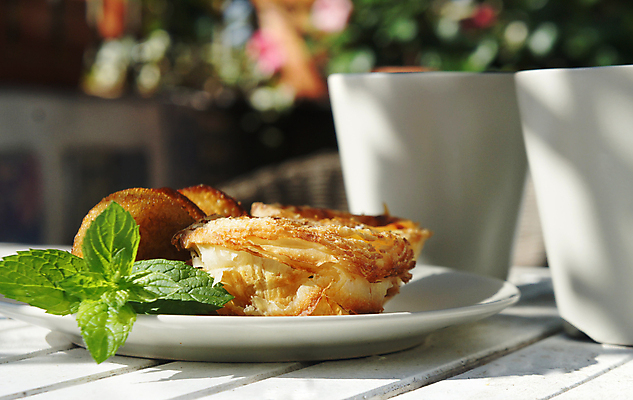 포토 JPG 해외이미지 접시 외관 꽃 음식 다이어트 의자 탁자 딸기 디저트 요리 사람없음 야외 내부 장식 컵 여름 쿠키 케이크 주방 식당 정원 카페 발코니 차 달콤 맛 아침식사 계획 포르투갈 민트 크림 푸딩 와플 구성 전국 페스츄리 맛있는 스피아민트 해외포토 식물 식기 계절 유럽 음료 빵 가구 컨셉 과일 건강 상점 식사 허브 파일형식 이미지허브