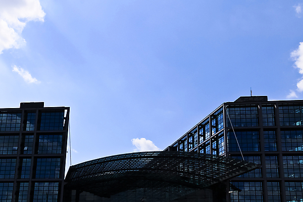 포토 JPG 해외이미지 모양 구름 디자인 유럽 산업 패턴 비즈니스 건축양식 창문 유리 하늘 미래 사람없음 건물 파란색 빛 사무실 금속 흰색 도시 홀 투명 역 정상 쇼핑몰 메인 베를린 기하학 슬라이드 철강 해외포토 자연요소 건축물 건축 나라 컬러 컨셉 무늬 교통시설 재질 독일 공간 파일형식 이미지허브