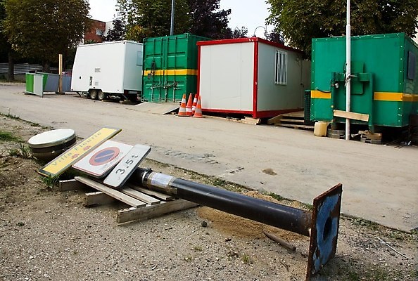 포토 JPG 해외이미지 꽃 도로 노동자 거리 사람없음 상점 도시 업무 판넬 수리 승합차 직원 위치 수납 땅바닥 변기통 해외포토 식물 직업 길 교통시설 승용차 바닥 작업 파일형식 이미지허브