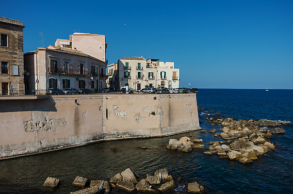포토 JPG 해외이미지 전통 유럽 문화 바다 섬 여행 하늘 휴가 산 주택 파노라마 사람없음 세계 태양 항구 이탈리아 산책로 도시 만 보트 재산 땅 지중해 화산 타운 그리스인 바로크 옛날 해외포토 자연요소 서양인 나라 길 배_교통 교통시설 촬영기법 건물 금융 파일형식 이미지허브