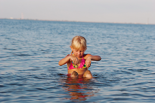 포토 JPG 해외이미지 백인 1 라이프스타일 행복 호수 어린이 모래 바다 장난 놀이 하늘 건강 한명 미소 사람 정장 야외 가로 물 여름 파란색 강 햇빛 태양 수영 일몰 기쁨 게임 저녁 긍정 스플래쉬 해외포토 자연요소 서양인 옷 계절 감정 컬러 컨셉 표정 생활 노을 수상스포츠 야간 파일형식 이미지허브