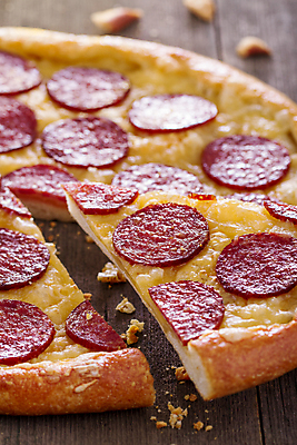 포토 JPG 해외이미지 전통 음식 조각 토마토 채소 재료 치즈 피자 패스트푸드 요리 사람없음 목재 식사 저녁식사 이탈리아 껍질 시골 최고 굽기 허브 올리브 햄 후추 바질 살라미 해외포토 나무 식물 열매 유럽 유제품 서양음식 육류 인스턴트 구이 향신료 파일형식 이미지허브