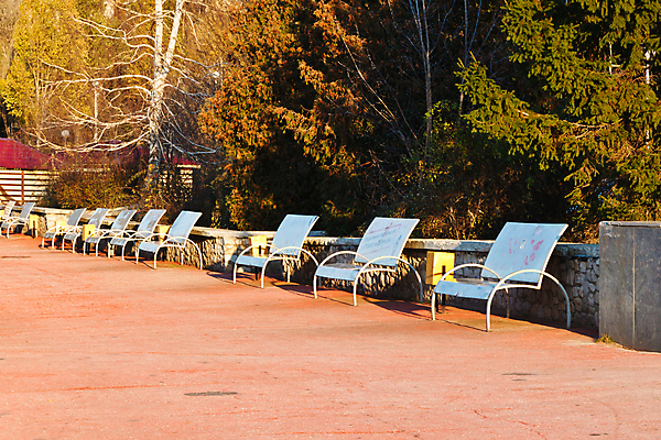 포토 JPG 해외이미지 나무 공원 여행 잎 벤치 의자 건축양식 자연 휴가 앉기 사람없음 야외 빨간색 초록색 물 강 햇빛 노란색 금속 맑음 침묵 쓰레기통 가을 바위 흰색 도시 도심 강가 러시아 타운 전나무 콘크리트 해외포토 자연요소 식물 계절 공공시설 건축 유럽 컬러 가구 모션 재질 날씨 태양 소리 돌_바위 생태계 파일형식 이미지허브