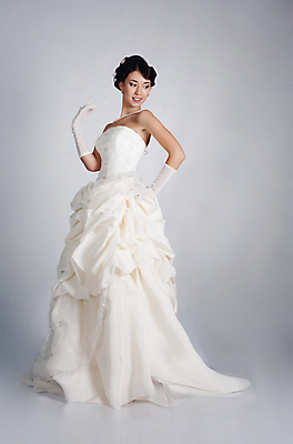 포토 JPG 해외이미지 백인 모델 1 라이프스타일 헤어스타일 응시 드레스 여자 행복 얼굴 포즈 결혼 건강 한명 미소 사람 성인 뷰티 갈색 유행 흰색 축하 신선 가운 우아함 순수 입술 명상 고립 천진난만 해외포토 서양인 시선 옷 감정 컬러 컨셉 표정 이벤트 생활 신체부위 파일형식 이미지허브