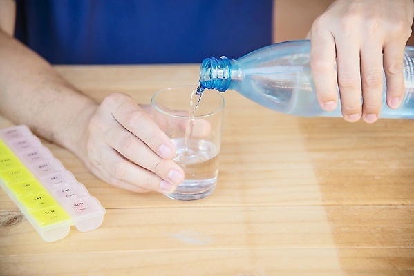 포토 JPG 해외이미지 라이프스타일 손 여자 남자 얼굴 백그라운드 유리 건강 사람 성인 사람없음 치료 물 상자 알약 약 고통 환자 흰색 잡기 계획 질병 약국 먹기 처방 보충 돌봄 복용 항생제 해외포토 자연요소 감정 컬러 컨셉 의학 모션 재질 생활 신체부위 파일형식 이미지허브