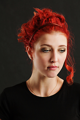 포토 JPG 해외이미지 백인 모델 여자 감정 얼굴 검은배경 스트레스 한명 사람 성인 세로 뷰티 검은색 어둠 고통 슬픔 흰색 표현 좌절 고독 고민 염색 빨간머리 심각 우울증 혼자 내려보기 해외포토 서양인 1 헤어스타일 컬러 백그라운드 컨셉 모션 신체부위 질병 파일형식 이미지허브