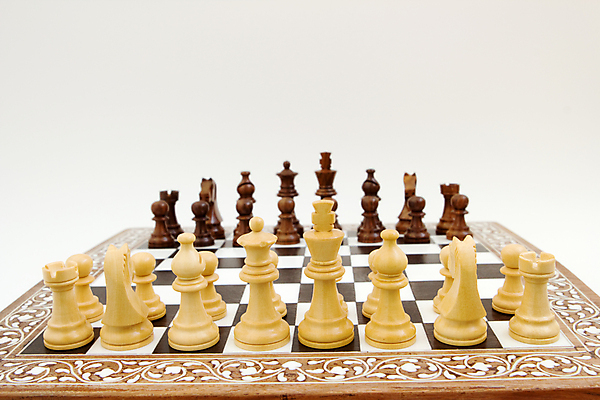 포토 JPG 해외이미지 모양 스포츠 조각 포즈 생각 놀이 성공 사람없음 목재 세트 검은색 경쟁 도전 게임 흰색 우승 체스말 체스 닫기 계획 공격 왕 라이벌 오브젝트 시작 준비 싸움 정사각형 체스판 육군 전략 여왕 종료 사기꾼 줄서기 지능 필승 해외포토 도형 나무 컬러 컨셉 재료 모션 군대 최고 말_게임 파일형식 이미지허브