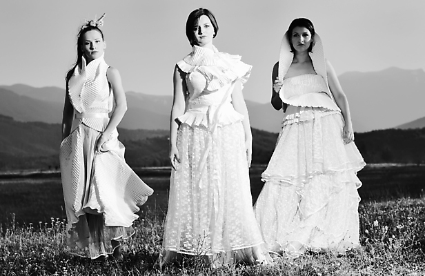 포토 JPG 해외이미지 모델 라이프스타일 손 드레스 여자 꽃 행복 꽃다발 결혼 컨셉 자연 결혼식 천사 함께함 3 사랑 미소 사람 성인 사람없음 야외 달리기 뷰티 유행 일몰 경쟁 꿈 흰색 잡기 아내 그룹 던지기 베일 무료 혼자 해외포토 레이스천 식물 옷 감정 컬러 모션 표정 이벤트 생활 신체부위 노을 직물 생태계 파일형식 이미지허브