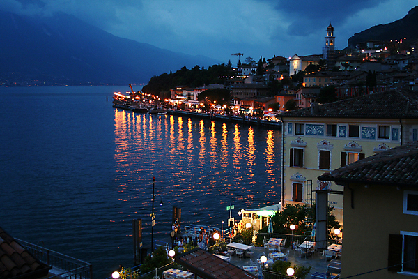 포토 JPG 해외이미지 호수 바다 여행 요트 자연 휴가 휴식 산 주택 사람없음 야외 건물 물 파란색 컬러풀 뷰티 반사 여행객 탑 식당 어둠 일몰 봄 이탈리아 새벽 카페 종 등불 도시 보트 역사 저녁 큼 레몬 휴양지 지역 타운 해외포토 자연요소 건축물 계절 유럽 컬러 컨셉 배_교통 과일 조명 사람 노을 상점 장소 야간 크기 생태계 파일형식 이미지허브