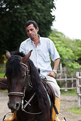 포토 JPG 해외이미지 동물 학교 한명 사람 소년 초록색 여름 농장 잡기 에콰도르 라이더 해외포토 레이스천 1 계절 교육 남자 어린이 컬러 농업 모션 직물 남아메리카 파일형식 이미지허브