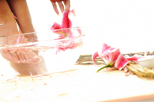 포토 JPG 해외이미지 웰빙 꽃 잎 꽃무늬 신체 발 휴식 건강 사람없음 치료 물 수건 뷰티 상점 스파 목욕 기쁨 낭만 벚꽃 신선 마사지 못 사발 고급 빨래 손톱관리 피부 피부관리 데이지 아로마 부드러움 향 발가락 아로마테라피 테라피 돌봄 바디케어 양발 위생관리 페디큐어 해외포토 자연요소 식물 감정 컨셉 가사 무늬 의학 모션 관리 신체부위 위생용품 청결 공구 감각 사기그릇 네일아트 파일형식 이미지허브