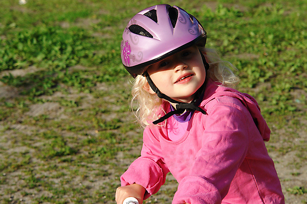 포토 JPG 해외이미지 백인 1 라이프스타일 응시 공원 여자 행복 어린이 스포츠 포즈 모션 자연 건강 한명 미소 안전 사람 앉기 야외 여름 자전거 기쁨 운전 표현 승차 헬멧 작음 속도 순환 바이킹 해외포토 서양인 시선 계절 공공시설 감정 표정 생활 바이크 보호장비 크기 생태계 파일형식 이미지허브
