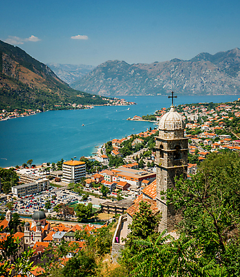 포토 JPG 해외이미지 유럽 문화 바다 여행 의자 건축양식 탁자 하늘 지붕 벽돌 거리 주택 사람없음 빨간색 여름 노란색 교회 항구 이탈리아 카페 바위 도시 만 지중해 타운 구시가지 단절 몬테네그로 발칸반도 옛날 해외포토 계절 건축 나라 컬러 가구 종교건축 교통시설 건물 상점 돌_바위 파일형식 이미지허브