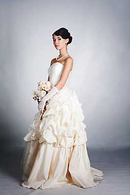 포토 JPG 해외이미지 백인 모델 라이프스타일 헤어스타일 웰빙 응시 드레스 여자 꽃 행복 얼굴 포즈 결혼 건강 한명 미소 사람 성인 뷰티 갈색 유행 흰색 축하 신선 가운 우아함 순수 입술 명상 고립 천진난만 해외포토 서양인 식물 1 시선 옷 감정 컬러 컨셉 표정 이벤트 생활 신체부위 파일형식 이미지허브