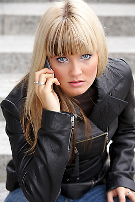 포토 JPG 해외이미지 백인 긴머리 응시 여자 감정 유럽 통신 청소년 모바일 한명 사람 앉기 20대 야외 10대 스마트폰 금발 계단 외침 슬픔 잡기 고독 고민 걱정 문제 단계 심각 혼자 해외포토 서양인 1 헤어스타일 시선 나라 컨셉 모션 청년 핸드폰 스마트기기 소리 파일형식 이미지허브