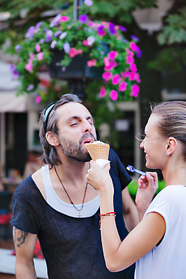 포토 JPG 해외이미지 라이프스타일 커플 공원 여자 남자 행복 음식 2 가족 관계 남편 아이스크림 함께함 건강 사랑 웃음 성인 야외 두명 친구 얼음 기쁨 낭만 신혼여행 아내 맛 먹기 크림 나눔 해외포토 자연요소 공공시설 감정 결혼 컨셉 모션 디저트 표정 사람 생활 파일형식 이미지허브