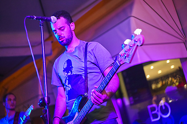 포토 JPG 해외이미지 남자 연주 상반신 성인 두명 앞모습 옆모습 빛 보라색 축제 콘서트 무대 기타 스탠드마이크 스포트라이트 성인남자만 해외포토 음악 뷰포인트 컬러 현악기 사람 공연 마이크 남자만 성인만 파일형식 이미지허브
