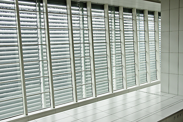 포토 JPG 해외이미지 디자인 비즈니스 건축양식 창문 유리 지붕 미래 바닥 실내 사람없음 내부 건물 금융 빛 사무실 반사 평화 검은색 흰색 도시 판넬 오픈 복도 그늘 오솔길 입장 타일 묘사 기하학 시각장애인 철강 해외포토 건축물 건축 길 컬러 컨셉 무늬 재질 경제 장애인 파일형식 이미지허브