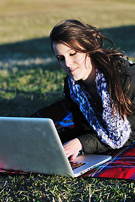 포토 JPG 해외이미지 백인 학생 라이프스타일 계절 공원 여자 교육 행복 인터넷 자연 하늘 휴가 함께함 웃음 사람 성인 사람없음 야외 10대 초록색 파란색 노트북 스터디 컴퓨터 뷰티 공책 기쁨 업무 무선전화기 해외포토 서양인 공공시설 감정 컬러 컨셉 청소년 문구용품 표정 생활 전자제품 학습 작업 전화기 생태계 파일형식 이미지허브