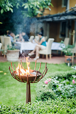 포토 JPG 해외이미지 공원 여자 남자 벤치 의자 자연 불 불꽃 휴식 함께함 대화 사람 앉기 사람없음 야외 장식 세로 여름 친구 파티 정원 침묵 모임 축하 시간 사발 은퇴 먹기 해외포토 자연요소 계절 공공시설 가구 컨셉 관계 모션 말하기 이벤트 소리 사기그릇 생태계 파일형식 이미지허브