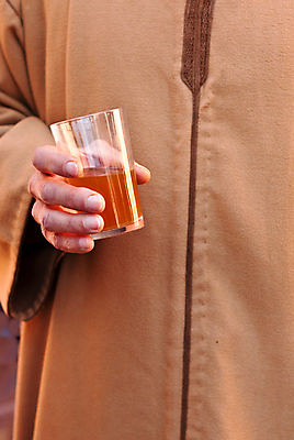 포토 JPG 해외이미지 라이프스타일 손 옷 남자 음료 잎 유리 탁자 건강 사람없음 컵 초록색 약 식당 카페 흰색 잡기 가운 뜨거움 입 차 달콤 민트 허브 입술 상쾌 모로코 해외포토 식물 식기 감정 컬러 가구 의학 모션 아프리카 재질 사람 생활 신체부위 상점 맛 파일형식 이미지허브