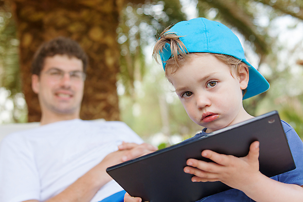 포토 JPG 해외이미지 응시 공원 어린이 백그라운드 놀이 휴가 휴식 소년 야외 두명 컴퓨터 알약 육아 작업 아빠 소프트포커스 그늘 캡모자 해외포토 모자_잡화 시선 공공시설 남자 컨셉 가족 촬영기법 사람 전자제품 약 파일형식 이미지허브