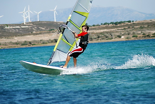 포토 JPG 해외이미지 주간 전신 남자 스포츠 파도 바다 한명 성인 야외 옆모습 윈드서핑 잡기 성인남자한명만 해외포토 자연요소 1 뷰포인트 모션 사람 수상스포츠 남자한명만 성인남자만 파일형식 이미지허브