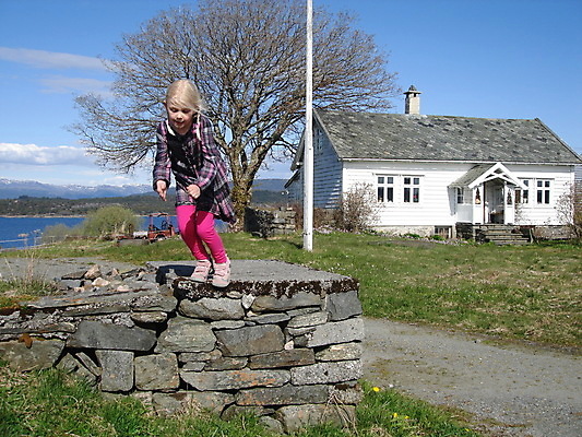 포토 JPG 해외이미지 나무 행복 도로 어린이 가족 놀이 휴가 주택 노르웨이 한명 야외 마을 정원 점프 게임 즐거움 외양간 스칸디나비아 흥미 스타일 해외포토 식물 1 감정 유럽 길 컨셉 관계 교통시설 모션 사람 건물 파일형식 이미지허브