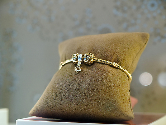 포토 JPG 해외이미지 모양 별 종교 목걸이 장신구 사람없음 장식 빛 뷰티 유행 금속 예수 영혼 재산 황금 축복 보석 심볼 신성 유대인 신앙심 옛날 유태교 특별함 팬던트 스타일 해외포토 자연요소 컨셉 재질 금융 신_종교 광석 파일형식 이미지허브