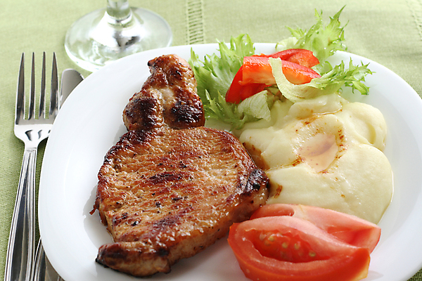 포토 JPG 해외이미지 접시 음식 조각 포크 토마토 채소 오이 감자 육류 돼지고기 요리 사람없음 초록색 식사 저녁식사 튀김 칼 기름 상추 먹기 향신료 준비 올리브 후추 점심식사 해외포토 식기 열매 컬러 식재료 모션 향미료 파일형식 이미지허브