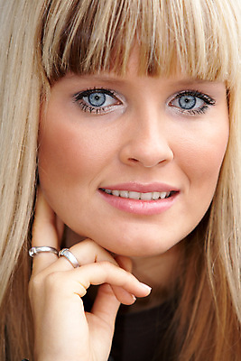 포토 JPG 해외이미지 백인 라이프스타일 긴머리 외관 여자 행복 감정 유럽 청소년 한명 사람 20대 야외 10대 캐주얼 금발 마주보기 잡기 도시 싱글 개성 턱 해외포토 서양인 1 헤어스타일 옷 나라 모션 청년 생활 파일형식 이미지허브