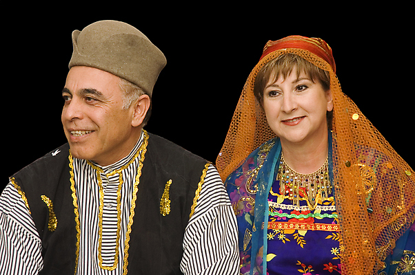 포토 JPG 해외이미지 모자 전통 드레스 여자 남자 결혼 오렌지 목걸이 남편 두명 빨간색 초록색 파란색 컬러풀 갈색 노란색 보라색 검은색 흰색 기도 아내 황금 이슬람교 실크 머리장식 이란 해외포토 레이스천 잡화 옷 종교 컬러 과일 중동 장신구 사람 이벤트 장식 직물 파일형식 이미지허브