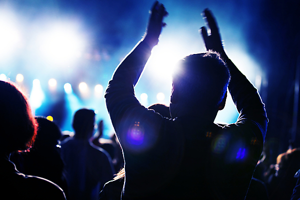 포토 JPG 해외이미지 남자 실루엣 음악 한명 여러명 상반신 성인 뒷모습 파란색 빛 손들기 축제 콘서트 군중 스포트라이트 성인남자한명만 해외포토 1 뷰포인트 컬러 다수 모션 문화예술 촬영기법 사람 공연 남자한명만 성인남자만 파일형식 이미지허브