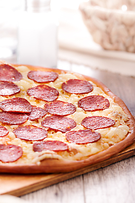 포토 JPG 해외이미지 전통 음식 조각 토마토 채소 재료 치즈 피자 패스트푸드 요리 사람없음 목재 식사 저녁식사 이탈리아 껍질 시골 최고 굽기 허브 올리브 햄 후추 바질 살라미 해외포토 나무 식물 열매 유럽 유제품 서양음식 육류 인스턴트 구이 향신료 파일형식 이미지허브