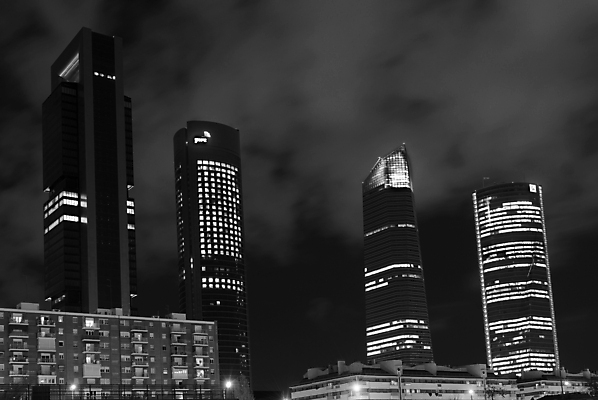 포토 JPG 해외이미지 유럽 여행 컨셉 비즈니스 건축양식 창문 유리 미래 새로움 아파트 직장 사람없음 건물 금융 도시풍경 사무실 우주 탑 검은색 고층빌딩 안개 흰색 도시 업무 4 스페인 도심 큼 상업 지역 타운 마드리드 뿌연 카피스페이스 해외포토 건축물 건축 나라 컬러 회사 재질 날씨 주택 풍경 빌딩 경제 숫자 공백 작업 크기 파일형식 이미지허브