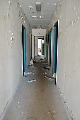 포토 JPG 해외이미지 벽 백그라운드 건축양식 날씨 추상 출입구 사람없음 내부 건물 문 페인트 손상 탐험 흰색 도시 복도 파편 무서움 방향 버리기 폐허 문제 미로 멀리 그런지 썩음 옛날 파멸 결석 해외포토 건축물 건축 감정 컬러 컨셉 무늬 모션 파일형식 소멸 이미지허브