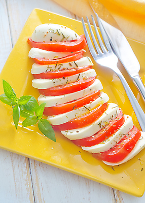 포토 JPG 해외이미지 접시 포크 토마토 사람없음 노란색 신선 나이프 바질 모짜렐라치즈 카프레제 플레이팅 해외포토 식기 컬러 채소 치즈 샐러드 칼 상차림 파일형식 이미지허브