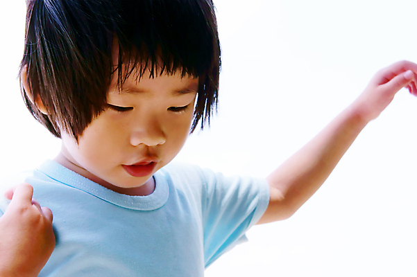 포토 JPG 해외이미지 남자 행복 아들 어린이 놀이 하늘 한국 사랑 한명 웃음 사람 동양인 소년 야외 파란색 일본 중국 봄 흰색 걸음마 남동생 해외포토 1 계절 감정 아시아 컬러 가족 모션 표정 인종 동생 파일형식 이미지허브