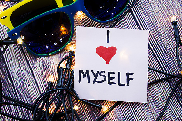 포토 JPG 해외이미지 라이프스타일 행복 감정 문장 컨셉 텍스트 아이디어 사랑 사람없음 목재 빨간색 단어 믿음 하트 마음 자신감 편지 심볼 사인 그림 질감 복고 긍정 셀프 해외포토 모양 나무 문자 컬러 재료 생활 파일형식 이미지허브