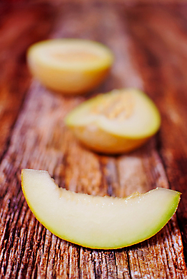 포토 JPG 해외이미지 음식 조각 백그라운드 다이어트 과일 부분 디저트 건강 씨앗 사람없음 목재 빨간색 초록색 껍질 흰색 신선 달콤 맛 멜론 자르기 먹기 유기농 과육 숙성 옛날 해외포토 나무 식물 웰빙 컬러 컨셉 재료 모션 파일형식 이미지허브