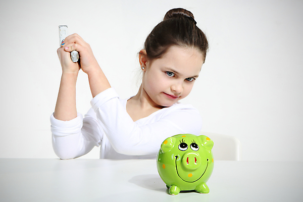 포토 JPG 해외이미지 여자 어린이 컨셉 돈 비즈니스 아이디어 한명 사람 초록색 금융 동전 저축 흰색 잡기 돼지 재산 망치 작음 심볼 투자 이익 욕심 대출 고립 단절 해외포토 1 컬러 포유류 모션 경제 공구 크기 파일형식 이미지허브