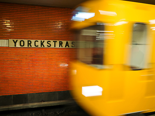 포토 JPG 해외이미지 유럽 포즈 모션 독일 실내 사람없음 노란색 기차 오브젝트 속도 베를린 블러 해외포토 나라 육상교통 컬러 대중교통 내부 파일형식 이미지허브