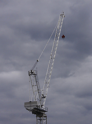 포토 JPG 해외이미지 구름 산업 하늘 사람없음 야외 건물 세로 탑 금속 기계 장비 작업 고리 큼 엘리베이터 땅 기중기 무거움 공학 단상 발판 개발 리프팅 철강 콘크리트 해외포토 자연요소 건축물 교육 재질 중장비 무게 크기 파일형식 이미지허브