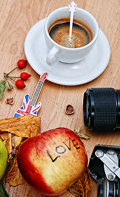 포토 JPG 해외이미지 열매 커피 음료 음악 음식 여행 백그라운드 컨셉 노래 휴가 잉글랜드 사랑 사람없음 목재 컵 갈색 카메라 상점 검은색 어둠 이탈리아 거품 카페 기타 깃발 신선 뜨거움 사과 런던 아로마 슛 기념품 카푸치노 에스프레소 단절 카페인 나무배경 해외포토 나무 식물 식기 감정 유럽 컬러 과일 재료 현악기 문화예술 영국 전자제품 오브젝트 파일형식 이미지허브