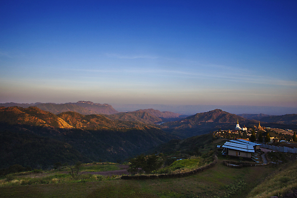 포토 JPG 해외이미지 나무 식물 여행 밭 태국 하늘 산 풍경 초원 사람없음 파란색 조각상 탑 사찰 땅 장면 숭배 해외포토 건축물 아시아 컬러 농업 종교건축 조형물 파일형식 이미지허브