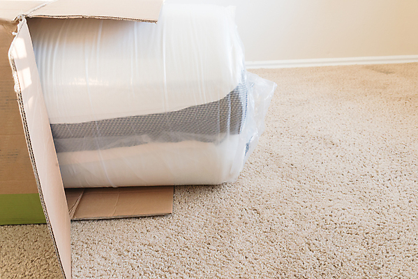 포토 JPG 해외이미지 가구 가방 포장 창문 모션 새로움 바닥 아파트 주택 사람없음 상자 미국 카펫 거품 침실 방 매트 덮개 침대 잠 닫기 플라스틱 천 롤 부드러움 패키지 수납 리빙 판지 조립 고립 땅바닥 매트리스 진공 텍사스 포장소품 해외포토 잡화 생활용품 컨셉 북아메리카 재질 건물 뚜껑 직물 감각 오브젝트 포장재료 파일형식 이미지허브