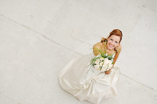 포토 JPG 해외이미지 백인 모델 응시 드레스 공원 꽃 행복 꽃다발 결혼 무지개 목걸이 자연 사랑 한명 사람 야외 뷰티 유행 귀여움 활발 흰색 화려 행운 우아함 만족 준비 마법 베일 결백 스타일 해외포토 자연요소 서양인 식물 1 시선 옷 공공시설 감정 컬러 컨셉 장신구 이벤트 생태계 파일형식 이미지허브