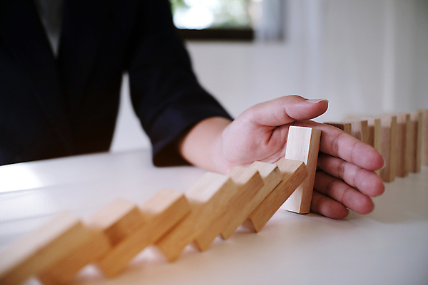 포토 JPG 해외이미지 손 컨셉 비즈니스 모션 탁자 성공 사람없음 건물 목재 금융 경제 블록 성장 게임 비즈니스맨 변화 실패 도박 떨어짐 보호 계획 연결 위험 대표 경영자 예방 기회 투자 조심 문제 문제풀이 해결 보험 격파 그만 도미노 마감 반응 방법 처형 프로젝트 무너짐 해외포토 나무 건축물 남자 가구 재료 놀이 신체부위 직장인 좌절 리더 파일형식 이미지허브