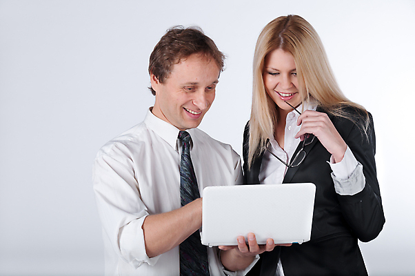 포토 JPG 해외이미지 라이프스타일 커플 응시 여자 남자 행복 여유 거실 비즈니스 미소 사람 두명 노트북 컴퓨터 독서 쌓기 방 자유 업무 작업 리빙 무료 해외포토 시선 감정 컨셉 관계 모션 표정 생활 전자제품 파일형식 이미지허브